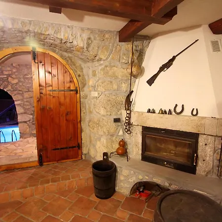 In Mit Grossem Kamin Lovranska Draga