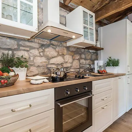 In Mit Grossem Kamin Lovranska Draga